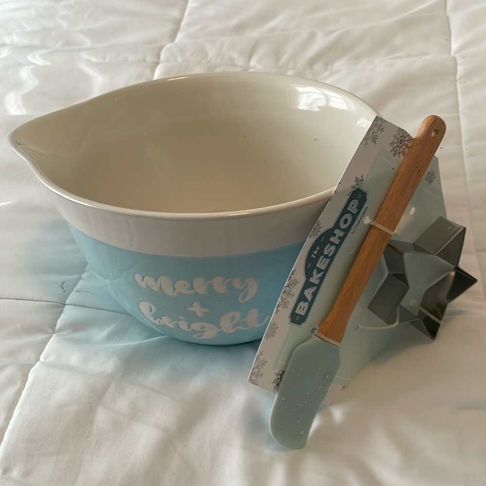 The Bake Shop-2 quart mixing bowl with handle with spatula and cookie cutter